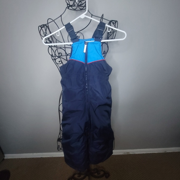 Zero posur overall snow pants size 3T. The lining of the legs is gathered. - Picture 1 of 3